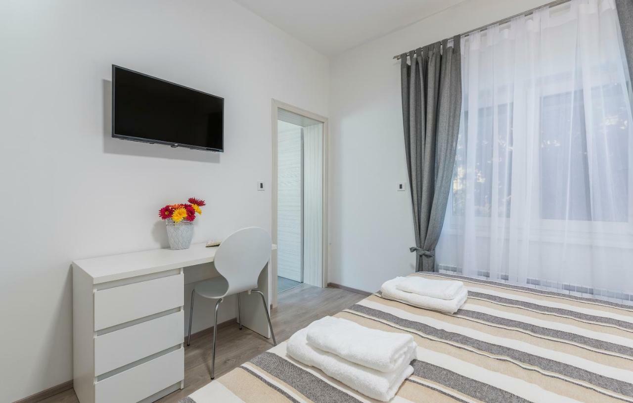 Apartments Vita Porec Bagian luar foto
